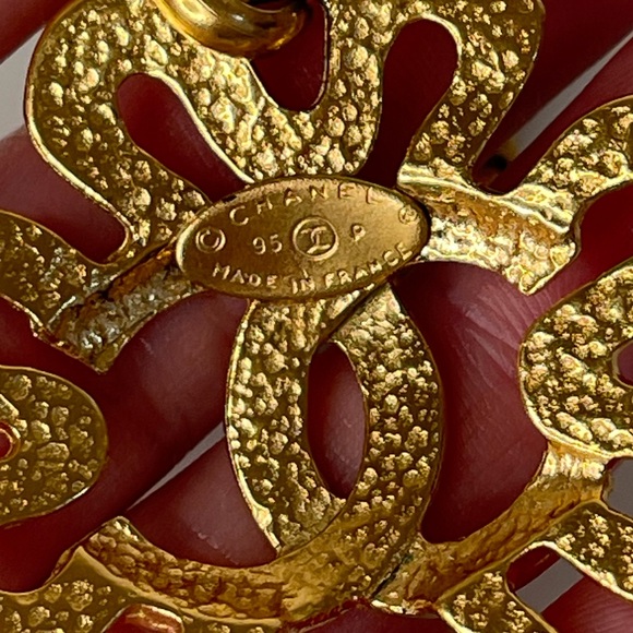 Chanel Vintage 1995 Gold CC Logo Daisy Necklace - Picture 6 of 10